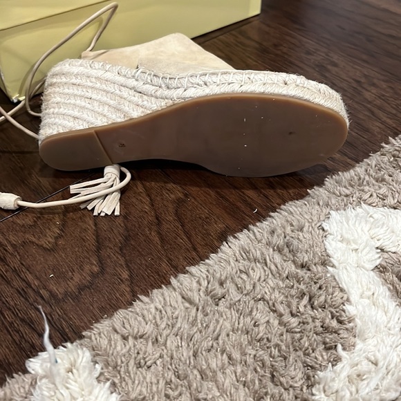 Shoes - Picture 2 of 4